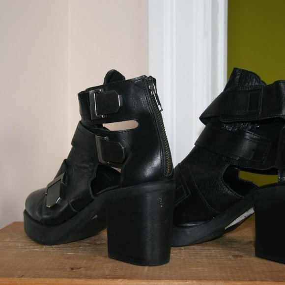 Topshop Aubrey 3 Cut-Out Boots - Picture 2 of 6
